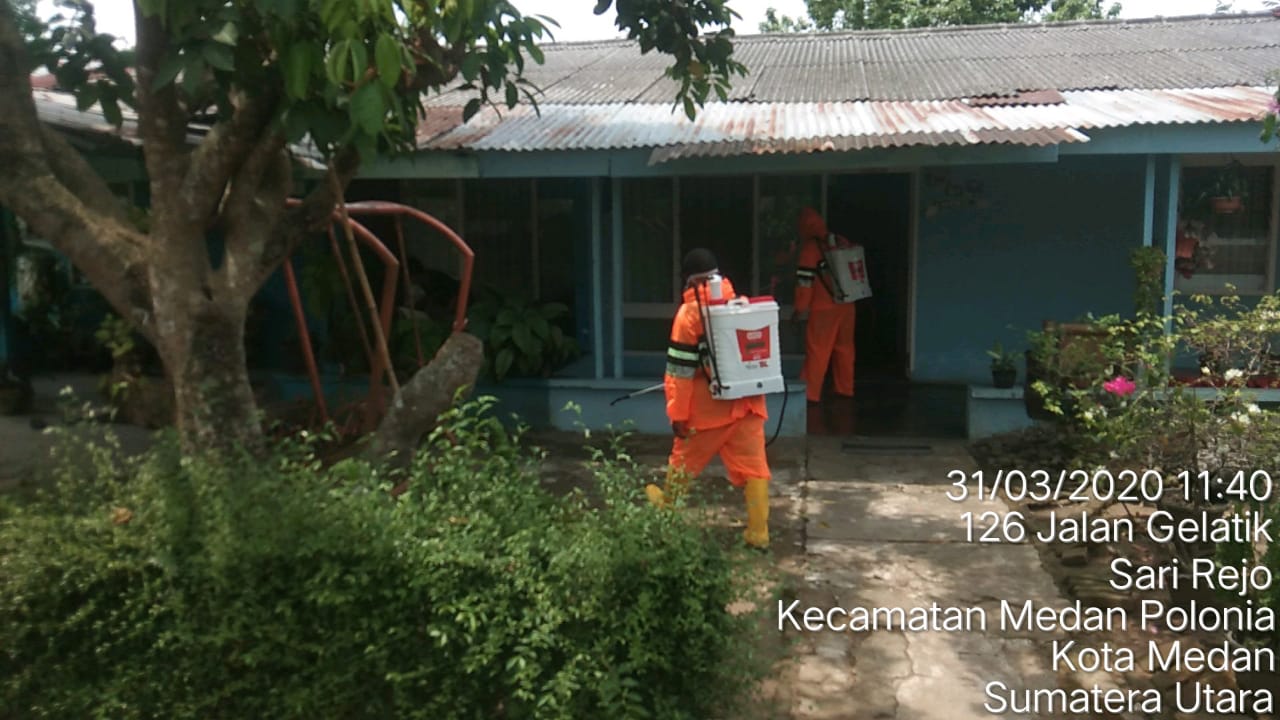 PENYEMPROTAN CAIRAN DISINFECTAN DI BEBERAPA LOKASI KOTA MEDAN